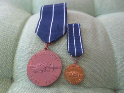 Ruotsinkielinen Jatko sota mitali iso ja pieni