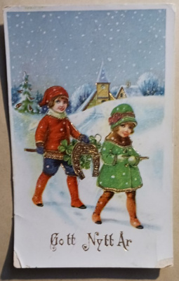 Lapset kantavat purilailla neliapiloita ja hevosenkenkää k.