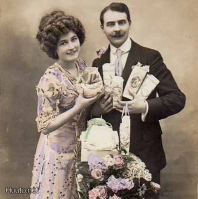 RAKKAUS / Kaunis tyttö, tumma mies ja lahjakääröt. 1900-l.