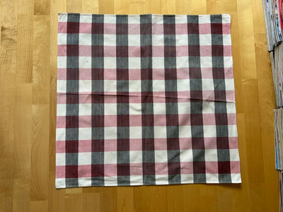 Ruudullinen vintage pöytäliina ( 68 x 69 cm )
