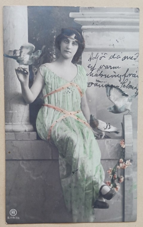 Nuori leidi ja kyyhkyset, väripk, p. 1907