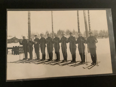 Simo Häyhä vasemmalta toinen