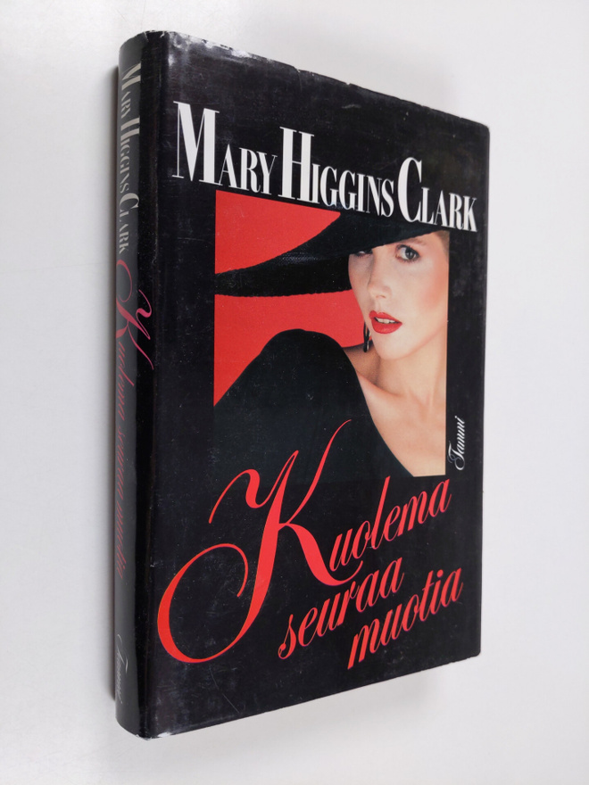 Mary Higgins Clark : Kuolema seuraa muotia