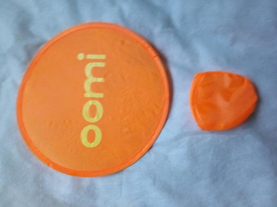 Kokoontaiteltava frisbee suojapussissaan
