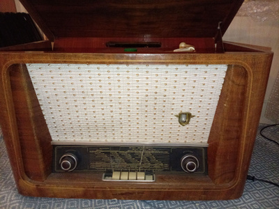 Salora 952 Putkiradio + Lp Soitin Yhdistelmä