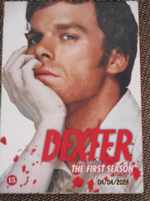 DEXTER - ENSIMMÄINEN TUOTANTOKAUSI (4 x DVD)