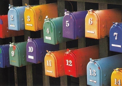 Värikkäät postilaatikot