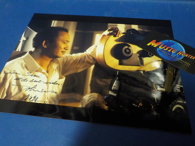 JOHN WOO NIMIKIRJOITUS KUVASSA