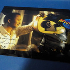 JOHN WOO NIMIKIRJOITUS KUVASSA - pikkukuva 1