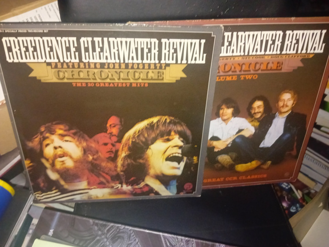 2 kpl 2LP CCR : CHRONICLE 1 & 2 ( SIS POSTIKULU  )