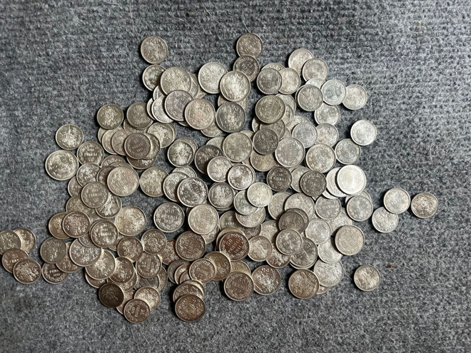 310g hopeisia 25p ja 50p kolikoita