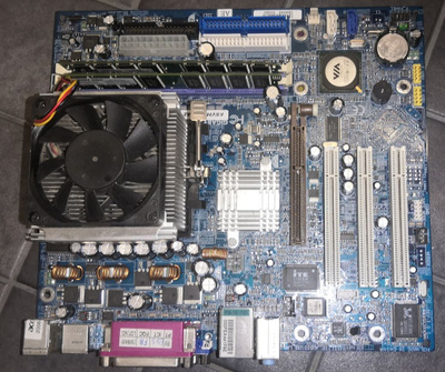 Gigabyte GA-K8VM800M -emolevy, prossu, jäähdytin, muistit