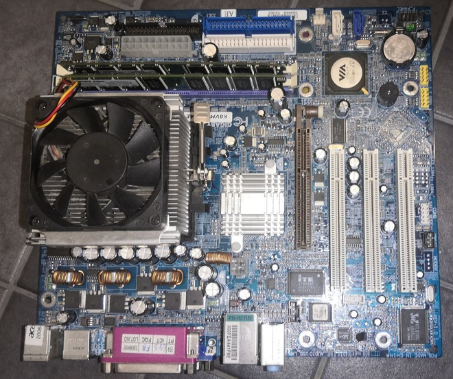 Gigabyte GA-K8VM800M -emolevy, prossu, jäähdytin, muistit