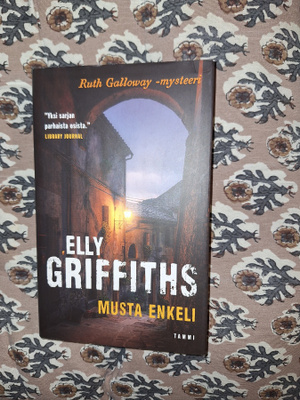 Elly Griffiths : Musta enkeli 1p