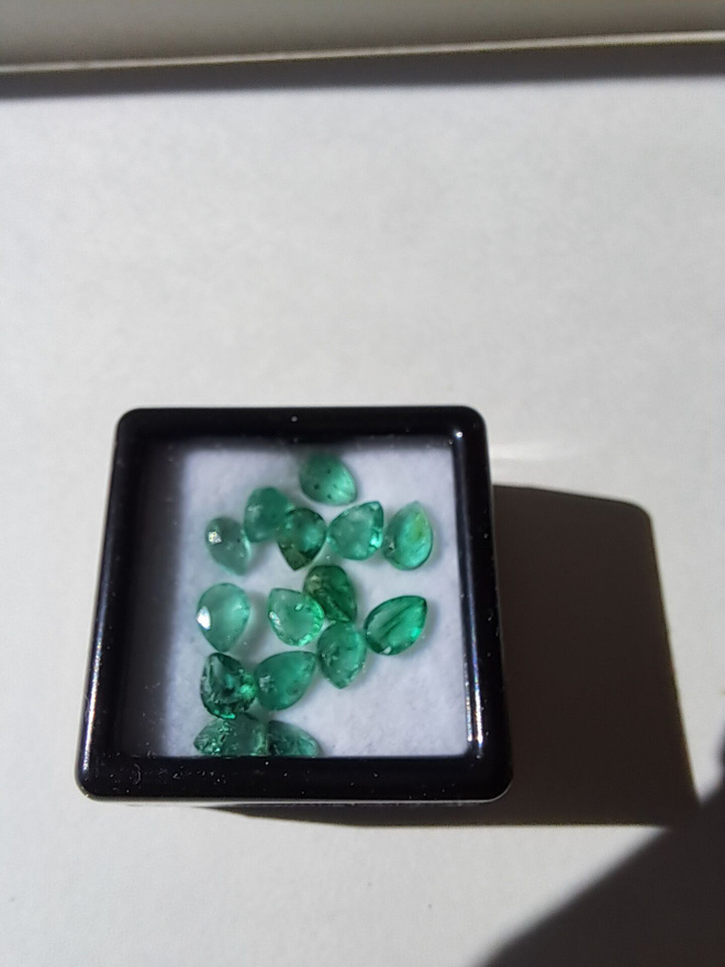 Smaragdeja 14kpl (3,76ct) ja Rubiineja (3,71 ct)