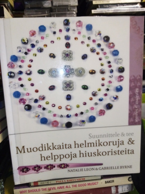 Byrne : Muodikkaita helmikoruja & helppoja hiuskoristeita