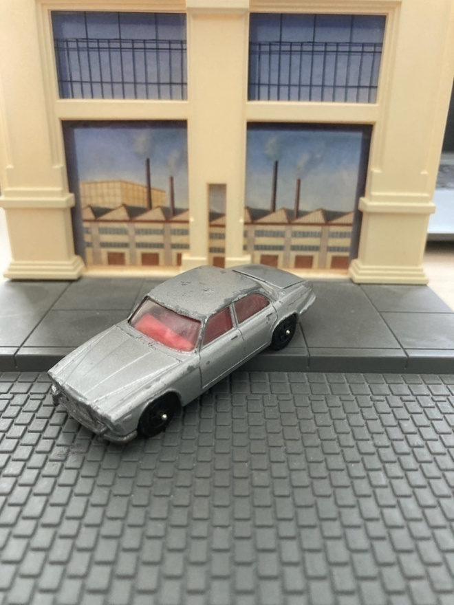 Jaguar XJ6 Corgi 1/64 pienoismalli
