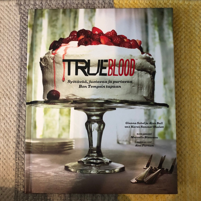 True Blood-keittokirja. 2012. 1.p.