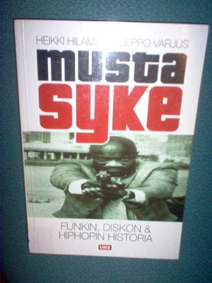 Hilamaa - Varjus : Musta syke ( 1 p. 2000 ) Sis. pk