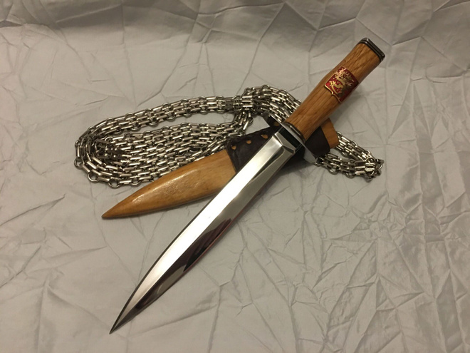 Tikari / puukko / taisteluveitsi / metsästysveitsi.