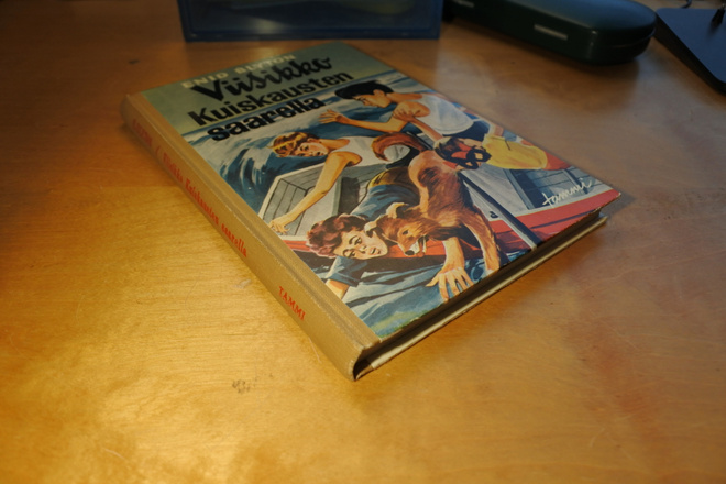 Enid Blyton: Viisikko Kuiskausten saarella, sidottu, hyvä