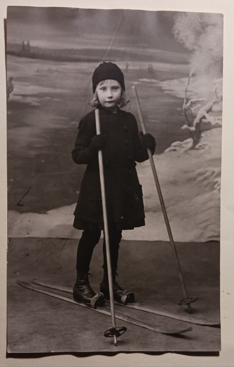 Pikkuleidi Irma Kaski ateljeekuvassa hiihtämässä, 20.3.1922