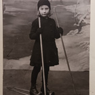 Pikkuleidi Irma Kaski ateljeekuvassa hiihtämässä, 20.3.1922 - pikkukuva 1