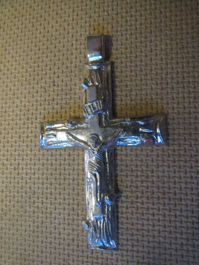 Pieni metallinen krusifiksi-riipus