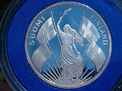 Hopeanvärinen Suomi 100 v -juhlaraha. Halkaisija 27 mm. Säil