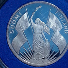 Hopeanvärinen Suomi 100 v -juhlaraha. Halkaisija 27 mm. Säil - pikkukuva 1