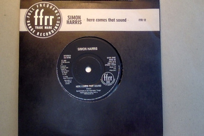 SIMON HARRIS :: HERE COMES THAT SOUND :: VINYYLI  7"    1988