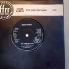 SIMON HARRIS :: HERE COMES THAT SOUND :: VINYYLI  7"    1988 - pikkukuva 1