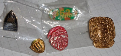 5 kpl pinssejä