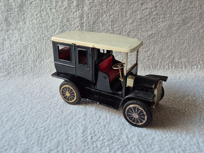 Cadillac peltiauto...made in Japan