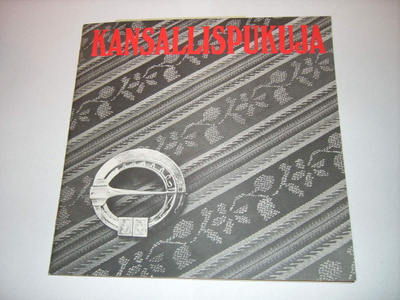 KANSALLISPUKUJA - Helmi Vuorelma oy:n kirjanen + 2 korttia