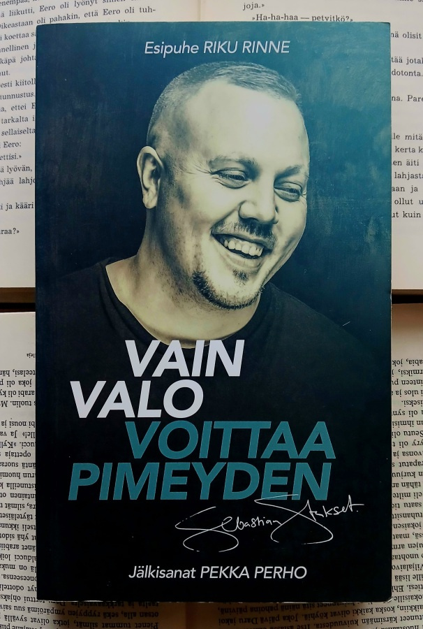 Sebastian Stakset - Vain valo voittaa pimeyden (nid.)