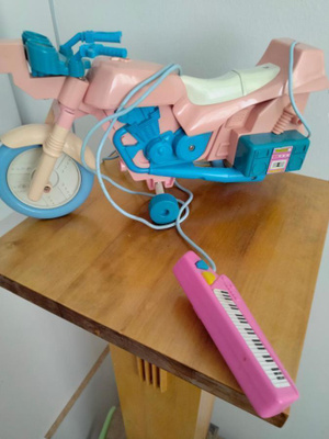 Barbie moottoripyörä,valtaistuin ja nukke.