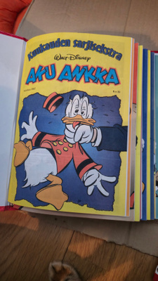 Aku Ankka Sarjisekstra numerot 36-80 kansioissa.