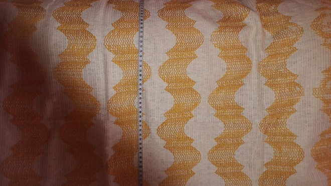 Pitkä verho : luonnonvaalea pohja kelt.kuvio 145x230cm