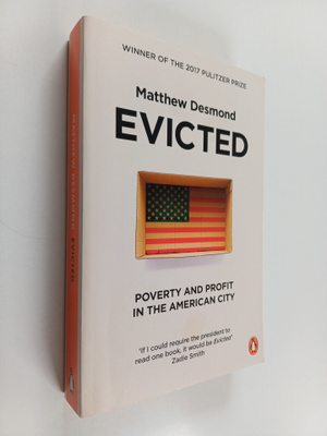 Matthew Desmond : Evicted : poverty and profit in the Ame...