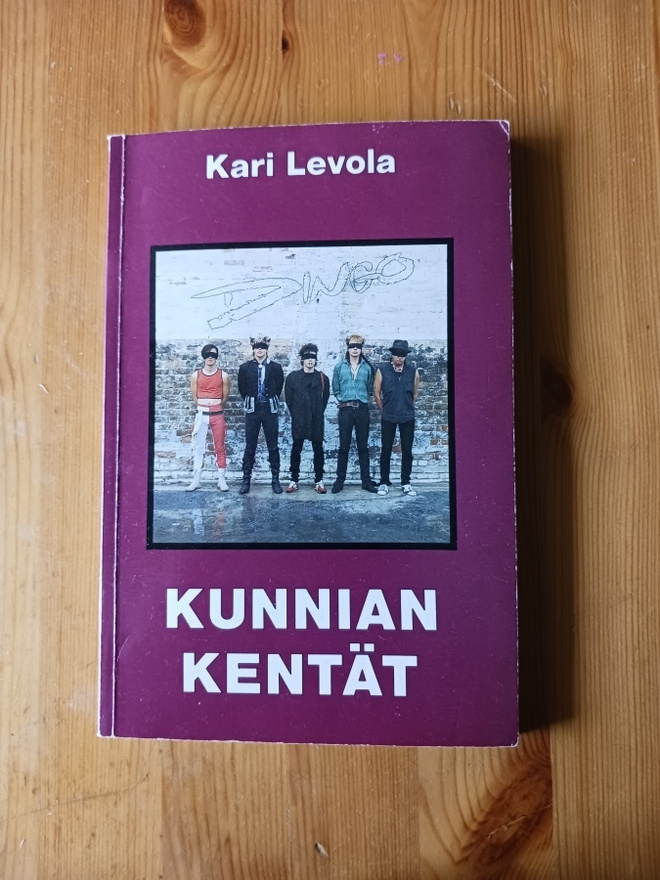 KIRJA : KARI LEVOLA : KUNNIAN KENTÄT -  DINGO 1985