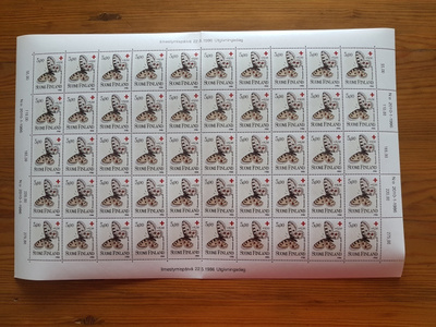 Postimerkkiarkki Punainen Risti 1986 perhosia - 5,00 + 0,50