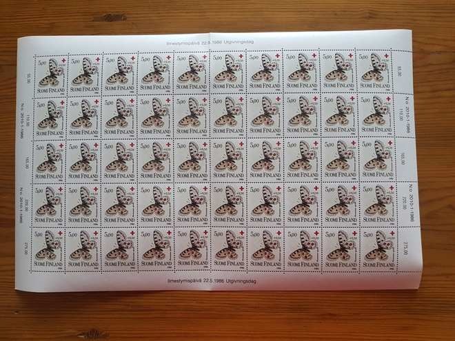 Postimerkkiarkki Punainen Risti 1986 perhosia - 5,00 + 0,50