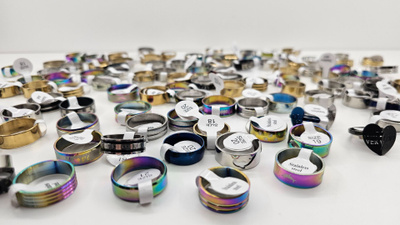 100 kpl UNISEX-sormuksia – ruostumaton teräs – koot 17–21 mm