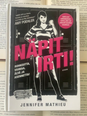 Jennifer Mathieu - Näpit irti! (sid.)