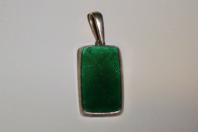 Muhkea hopeinen riipus vihreä emali Suomi design