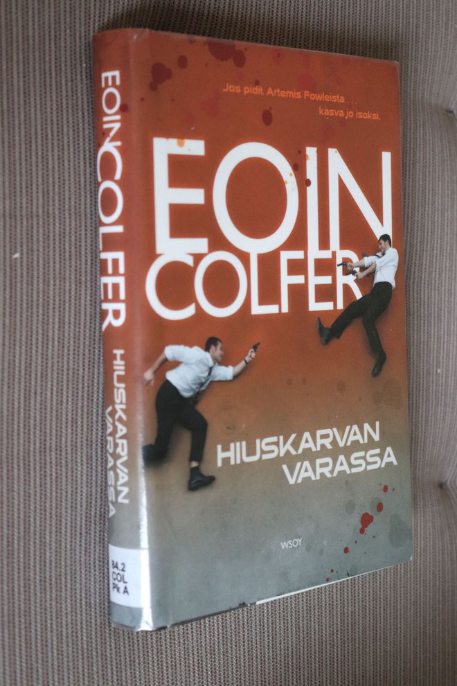 Eoin Colfer : Hiuskarvan varassa ( 1.p. 2011 k.po )