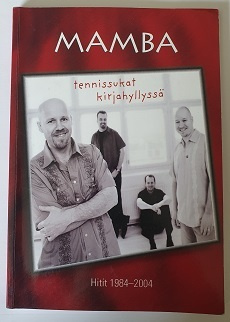 MAMBA tennissukat kirjahyllyssä