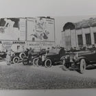 POSTIKORTTI HELSINKI - AUTOJA RAUTATIEASEMALLA - pikkukuva 1