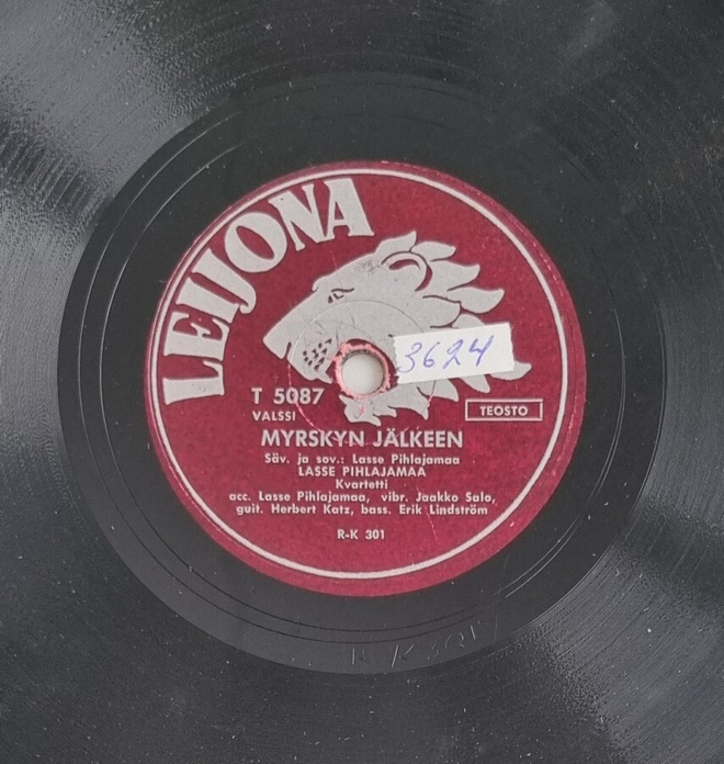 Savikiekko 1953 - Lasse Pihlajamaa - Leijona T 5087